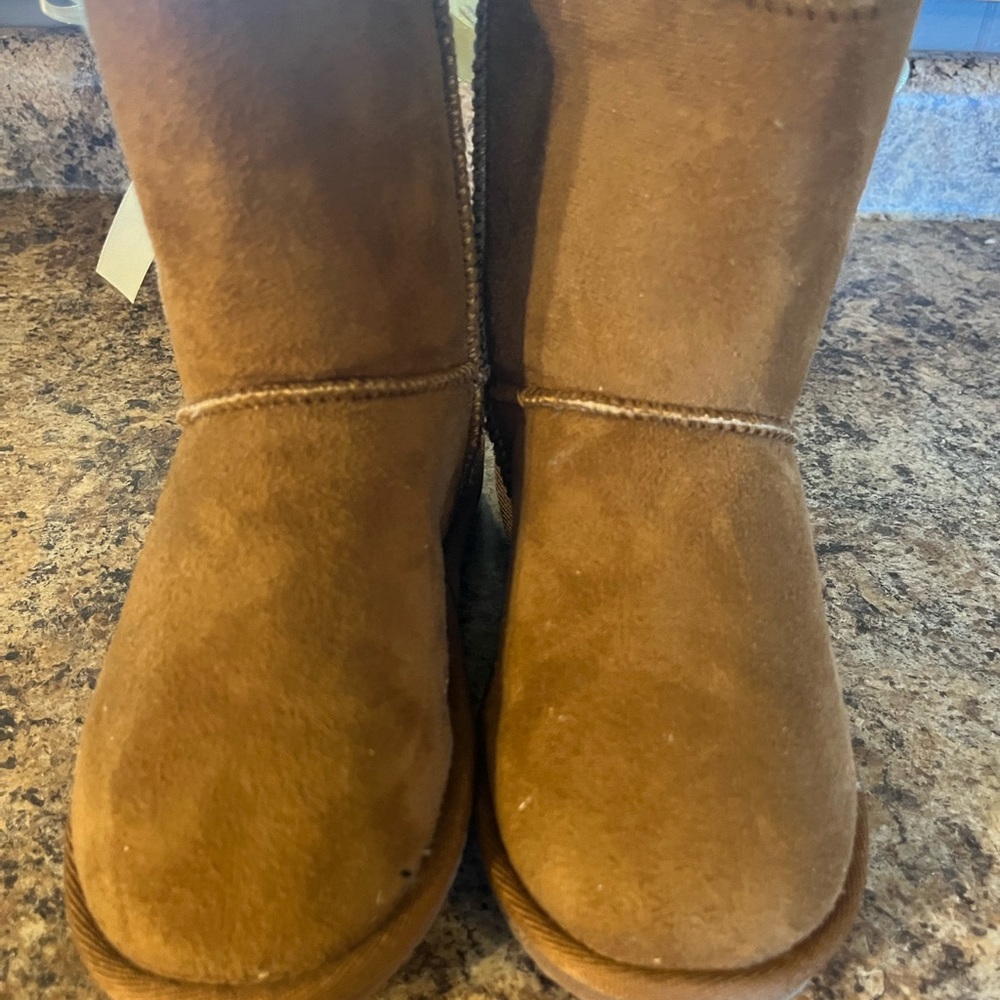 Apres Fur lined boots with bows in back. NEW Size 3